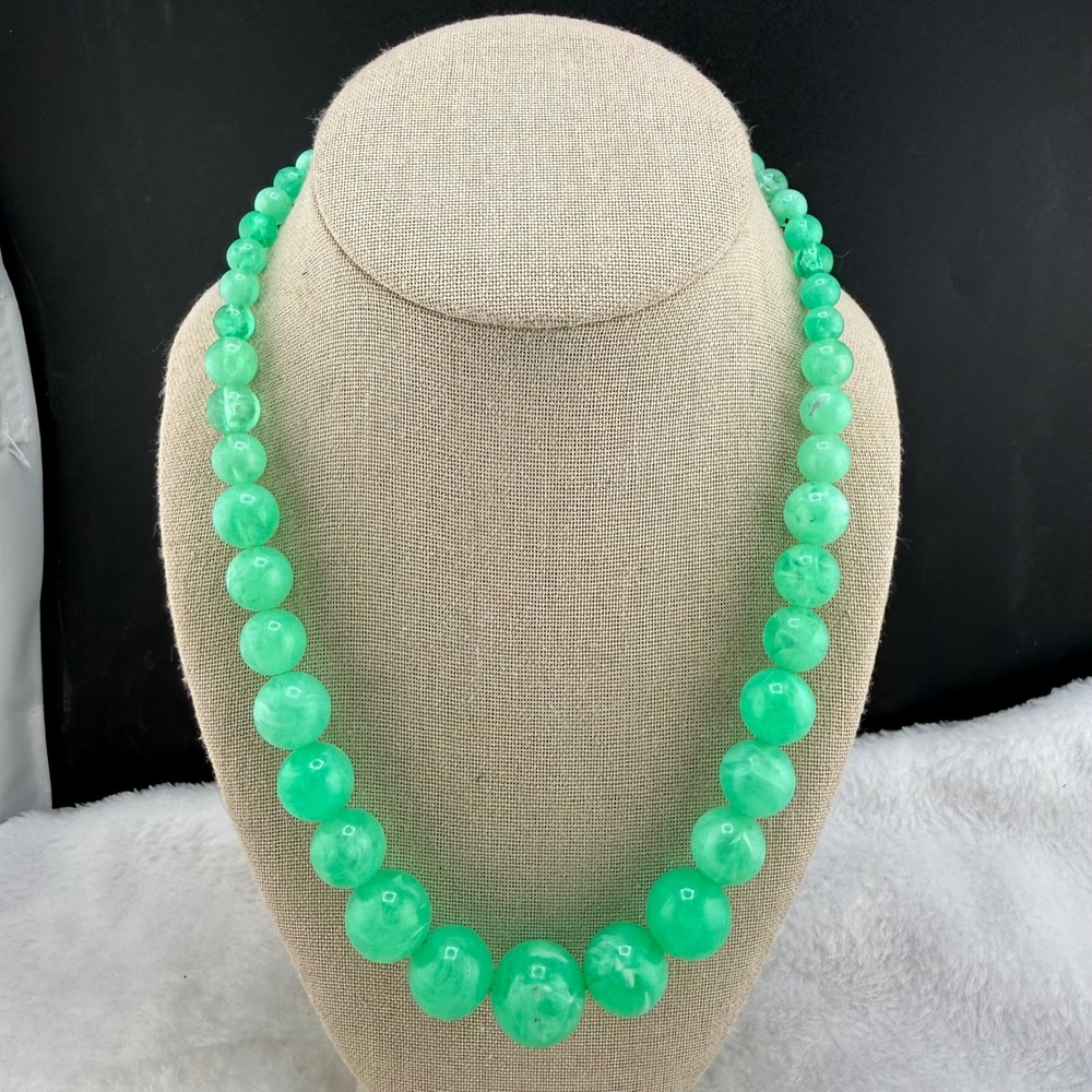 Vintage‎ Acrylic Necklace Green Marbled Graduated Bead Retro 20"